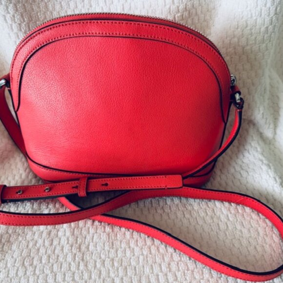 ✨ Kate Spade Dome Crossbody in Stoplight Red - EUC ✨ - Picture 3 of 7